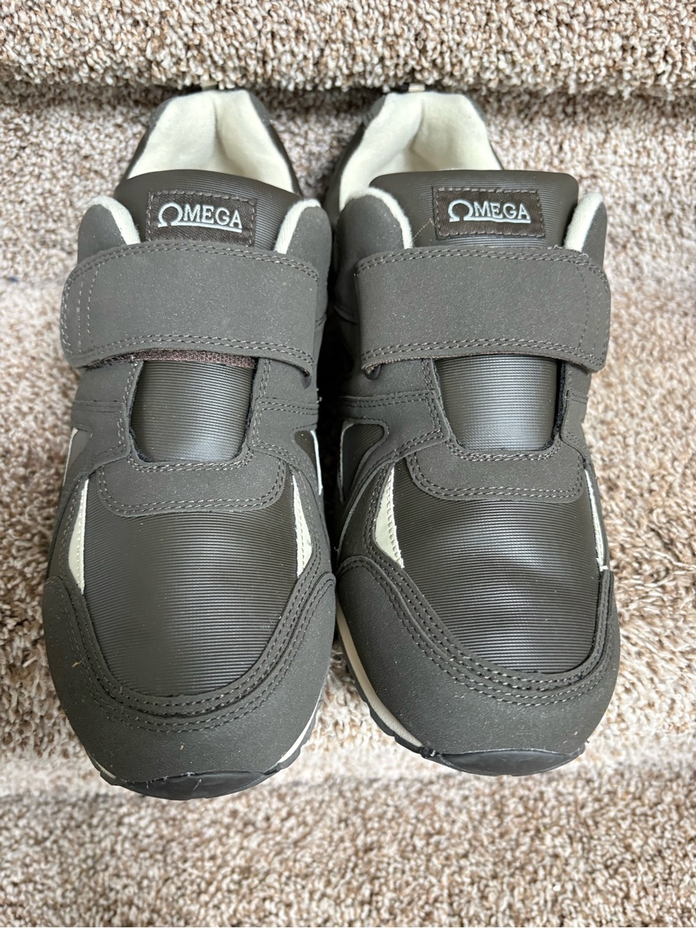 Omega Men’s Athletic Hook-and-Loop Sneakers in Dark Gray and Cream . - Picture 4 of 14